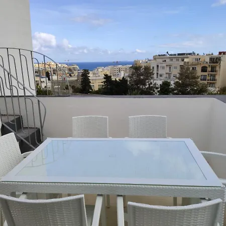 אכסניה The Students House