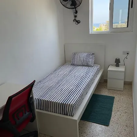 אכסניה The Students House